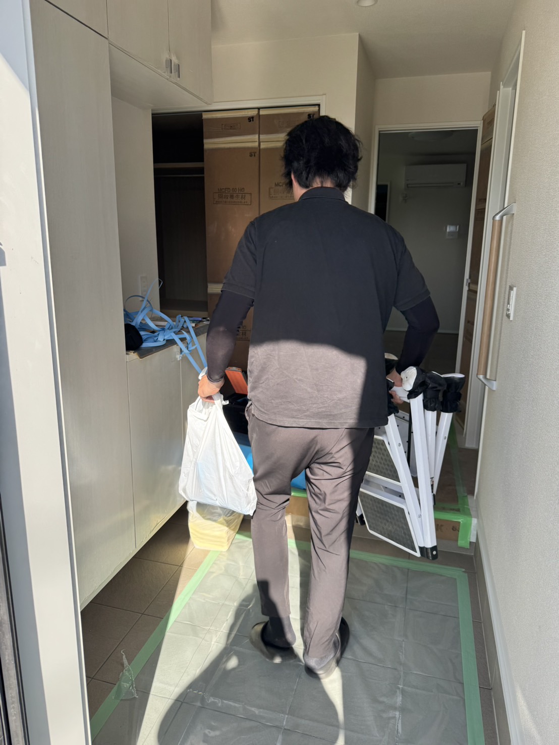 清掃の道具を運ぶスタッフ
