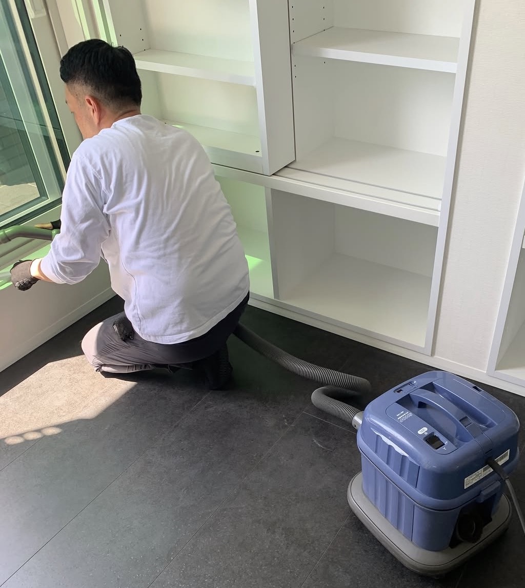 掃除機を使って室内を清掃するスタッフ