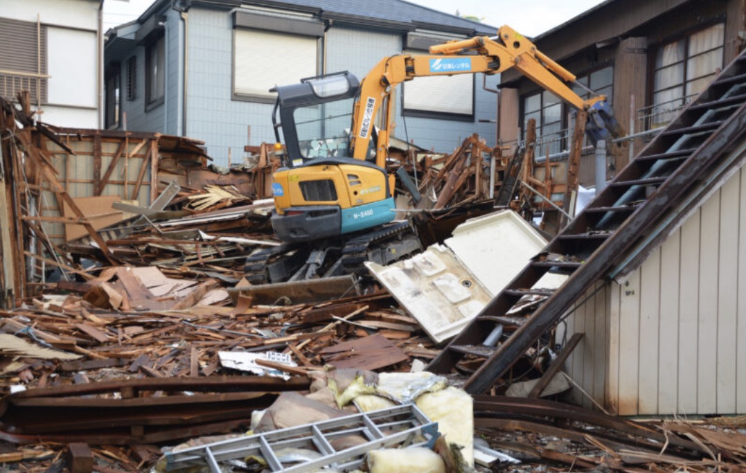 重機を使用した建物の解体工事現場