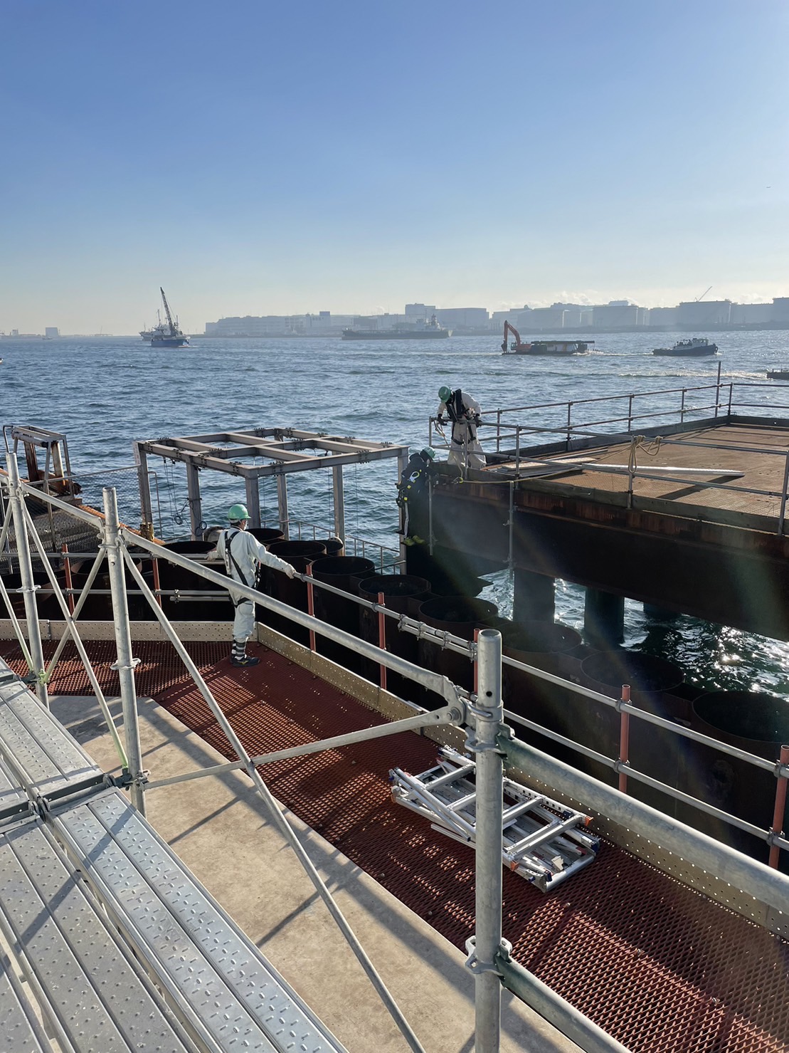 海上の足場で作業する細川建設の仲間たち